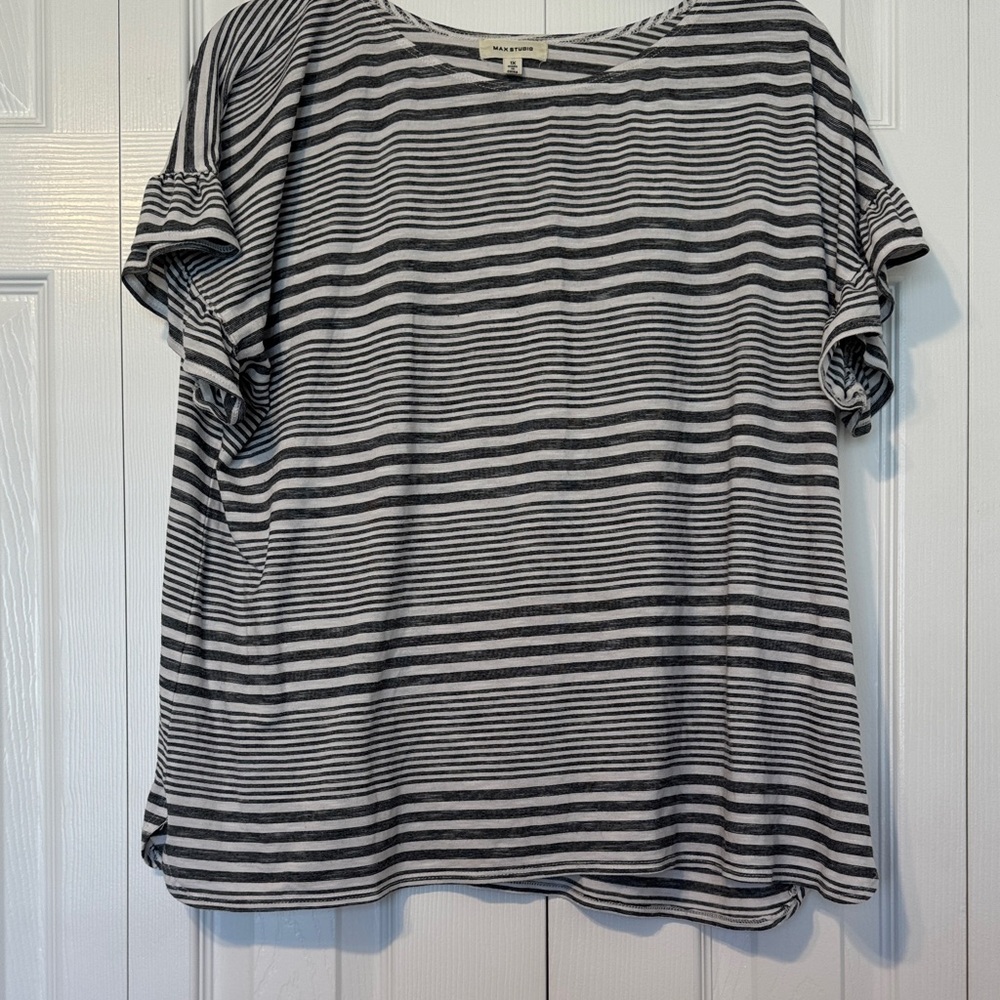 Max Studio women’s top size 1X. C30